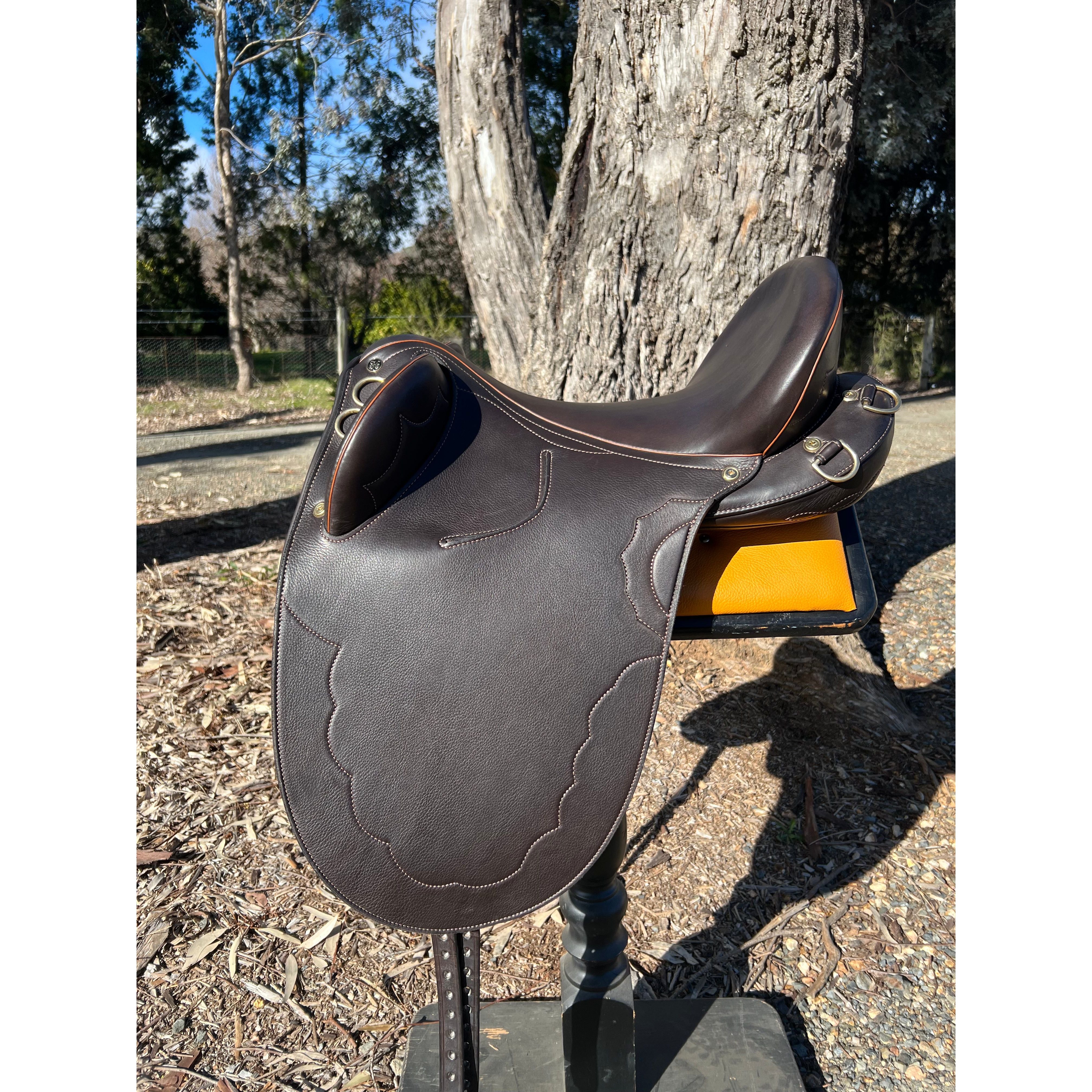 SF OMEO 17" - Brown with beige stitching Floor Stock
