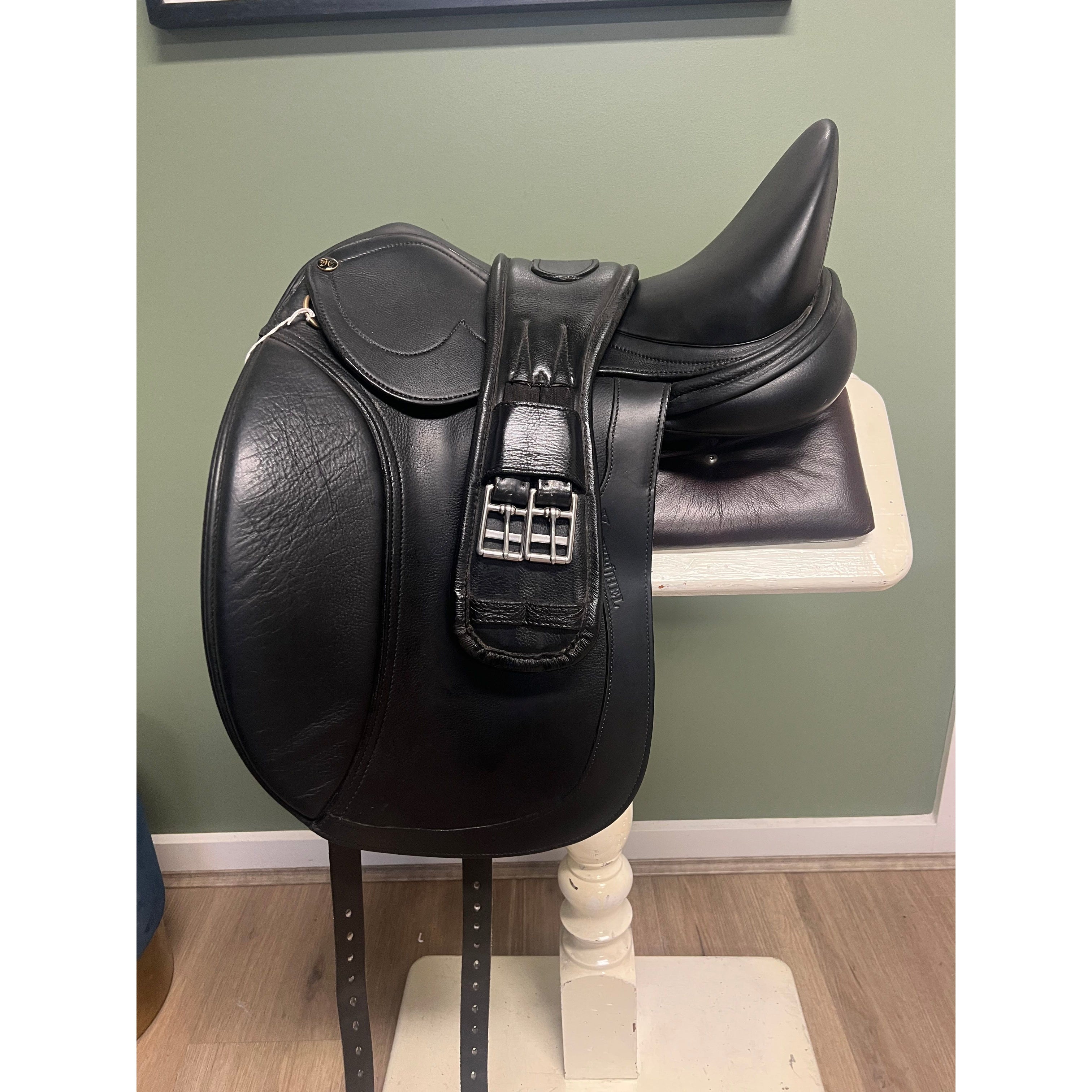 Pre Loved Kitzbuhel Saddle 17" Black with 24" second hand girth to match