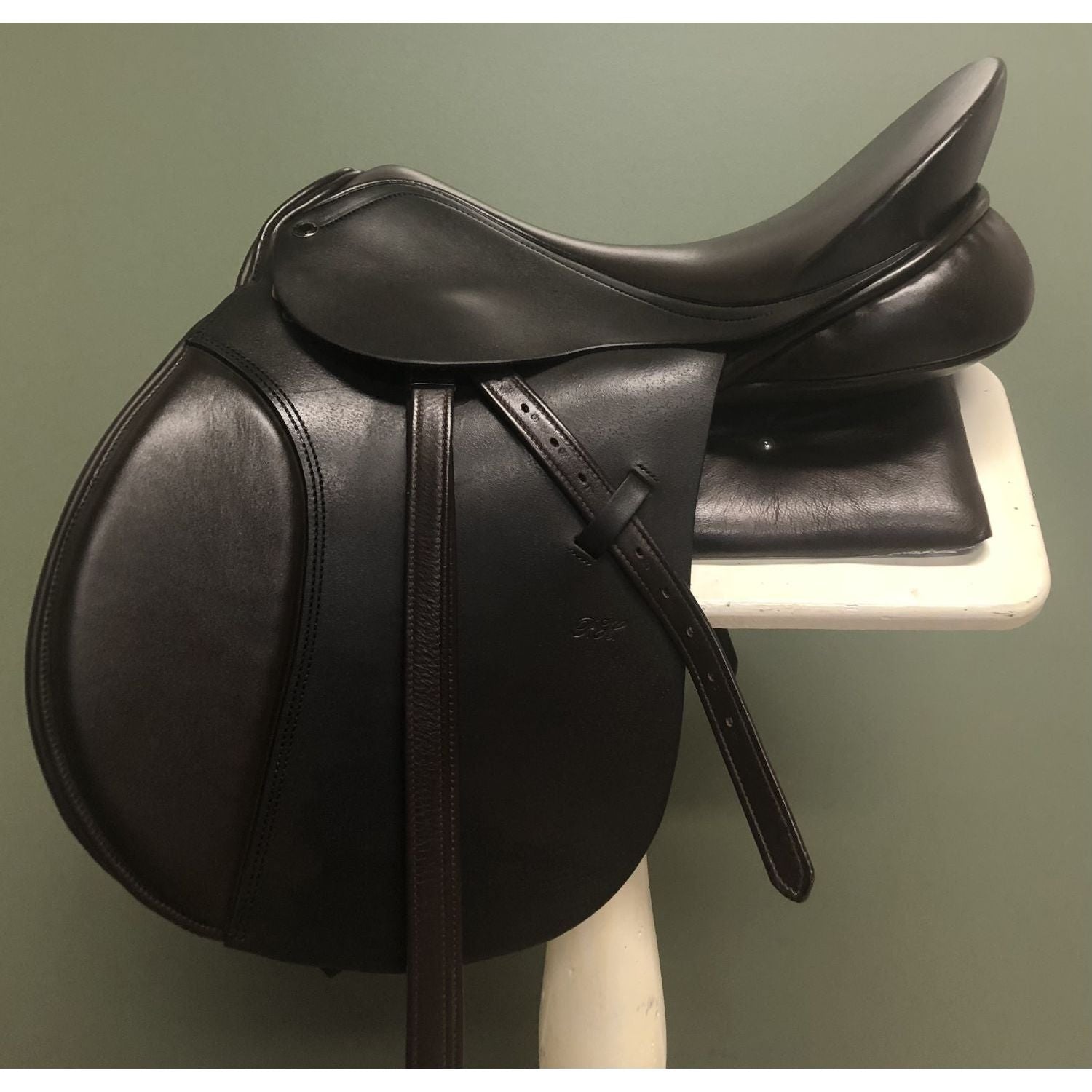 Pre-loved PH JUMP SADDLE 18" BROWN - PRICE INCLUDES ACCESSORIES!