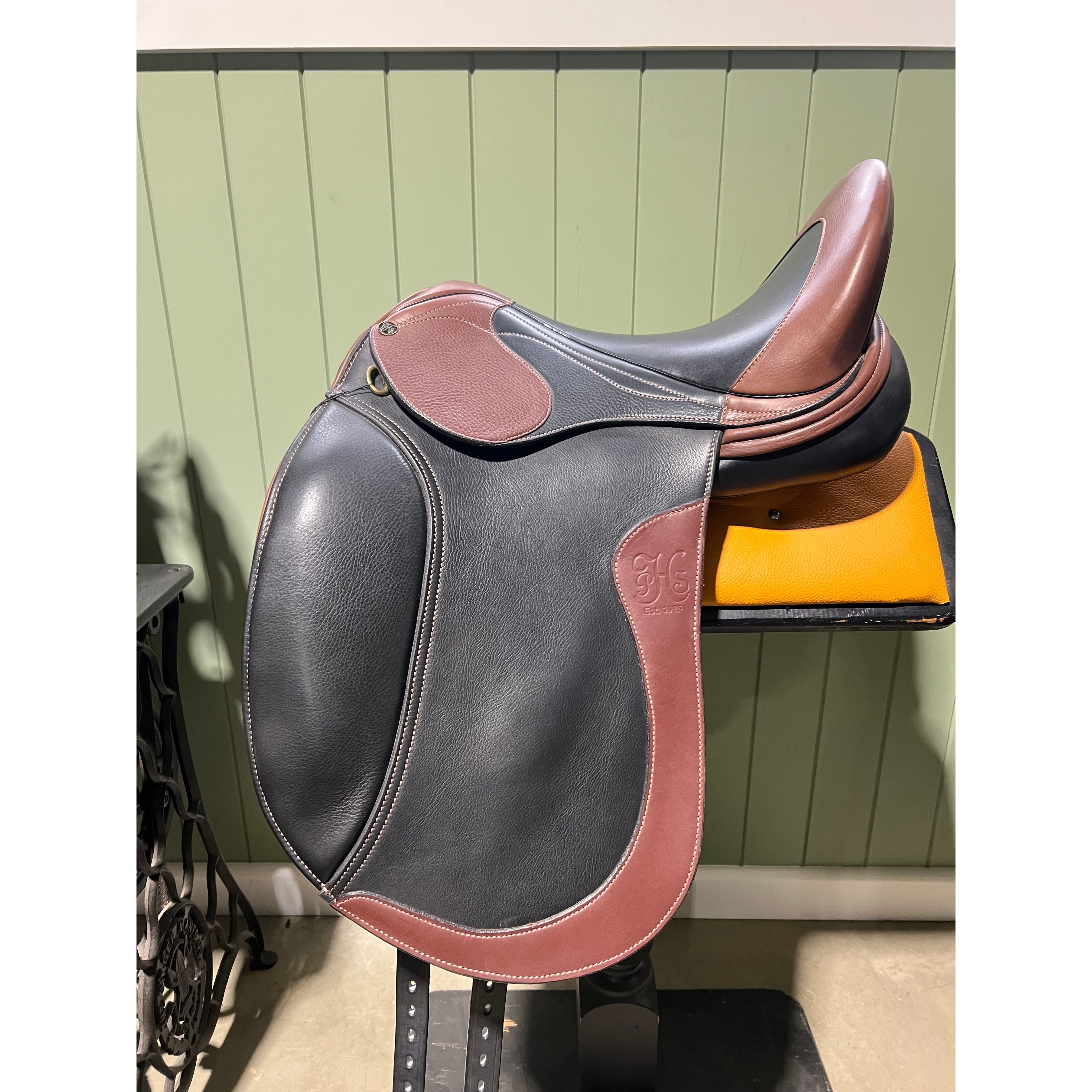StrideFree® Kitzbuhel 17” Two Toned