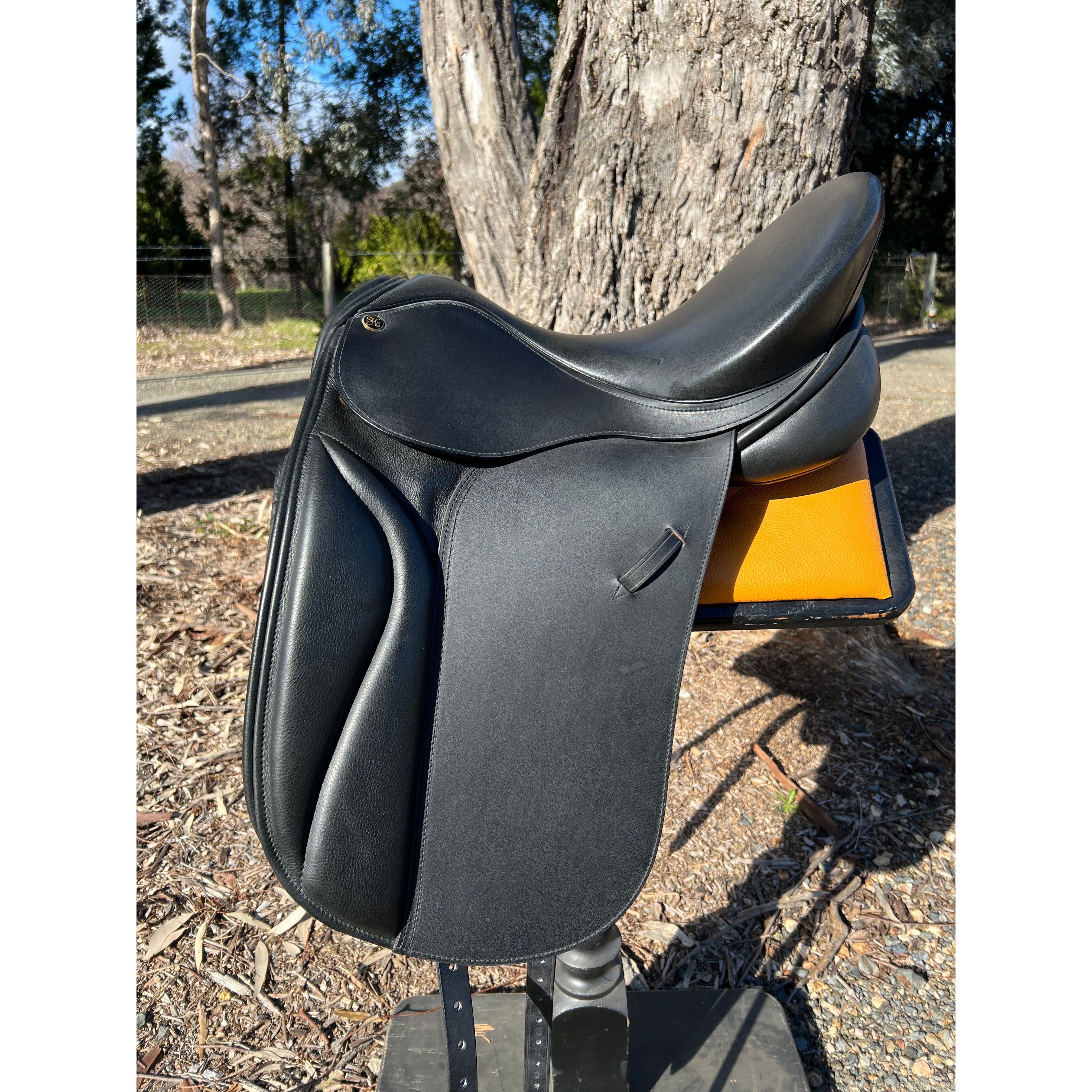 RELOCATION CLEARANCE PH Classic Dressage Saddle 17.5" Black