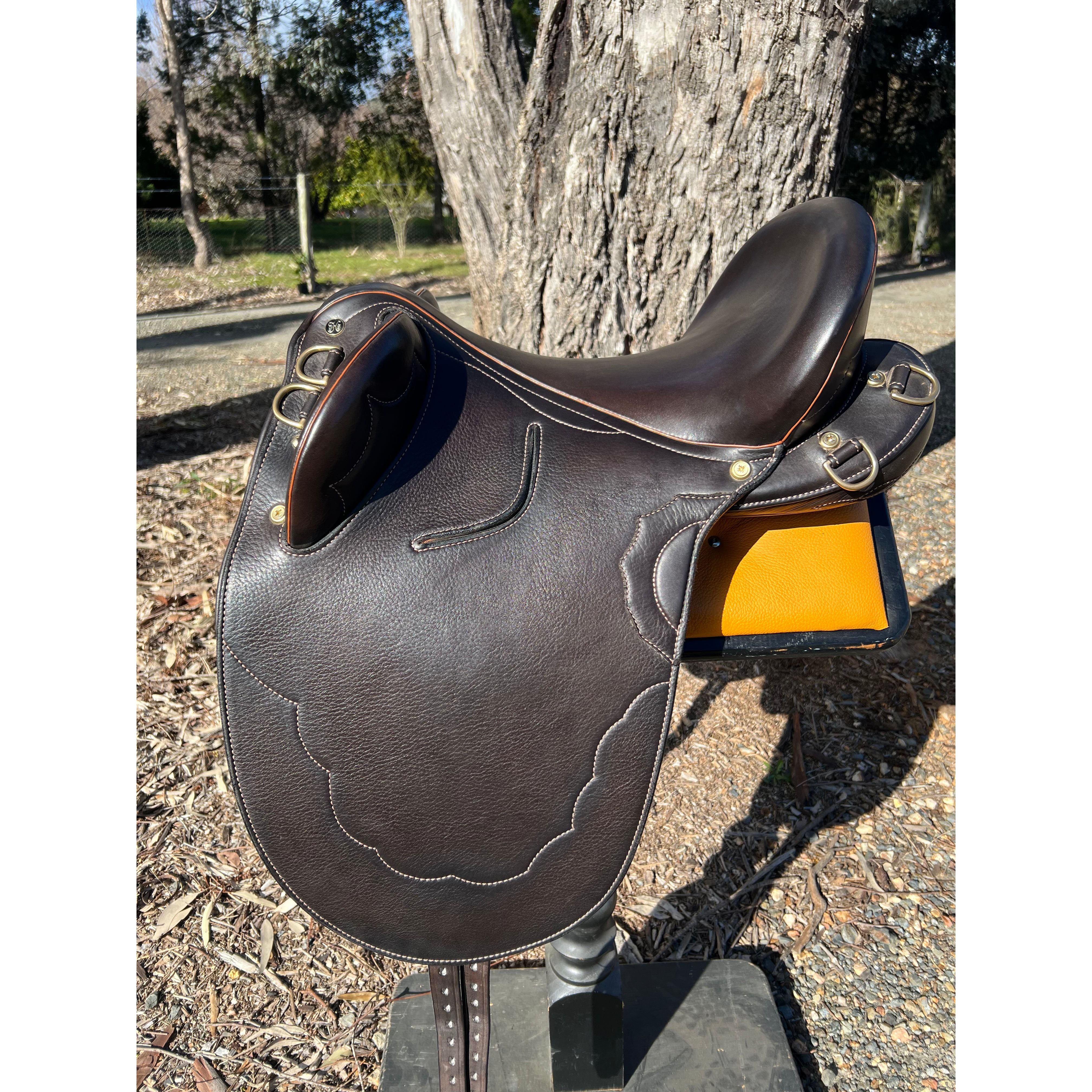 SF OMEO 18" - Brown with beige stitching Floor Stock