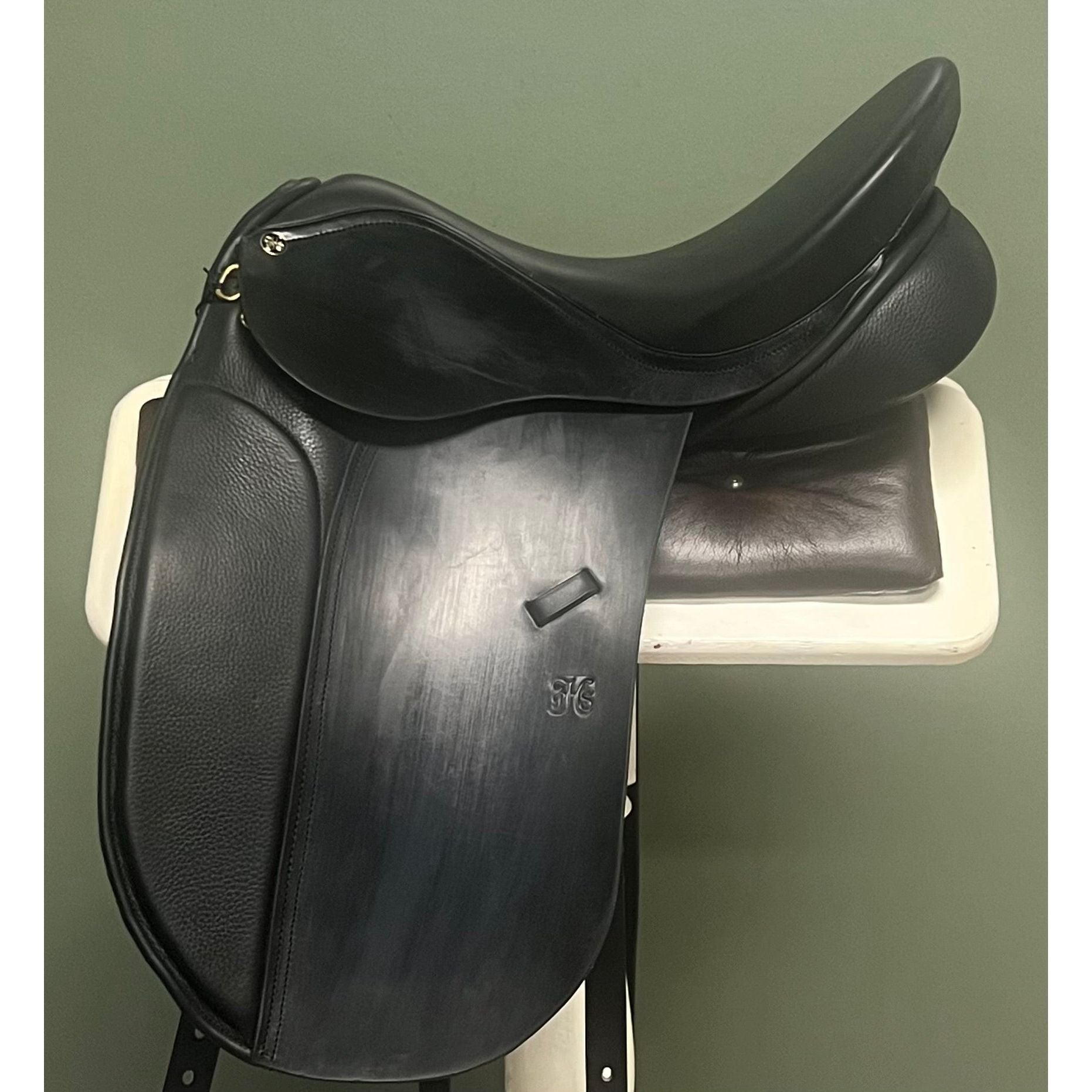 STOCK CLEARANCE 17 inch Classic Dressage Saddle Dark Havana