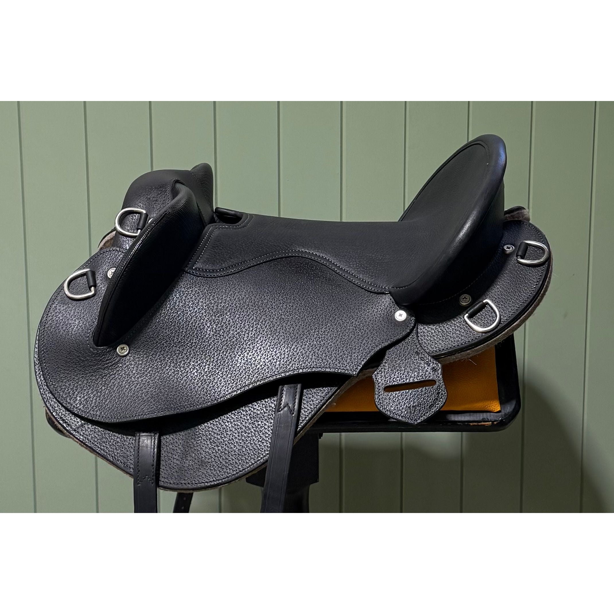 RELOCATION CLEARANCE StrideFree® Feathertop Endurance Saddle 17"  black with slate grey stitching